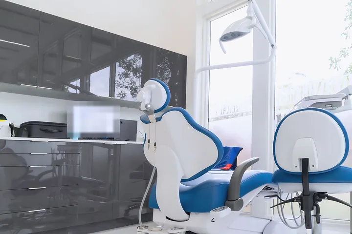 Un dentista atendiendo a un paciente en el consultorio dental