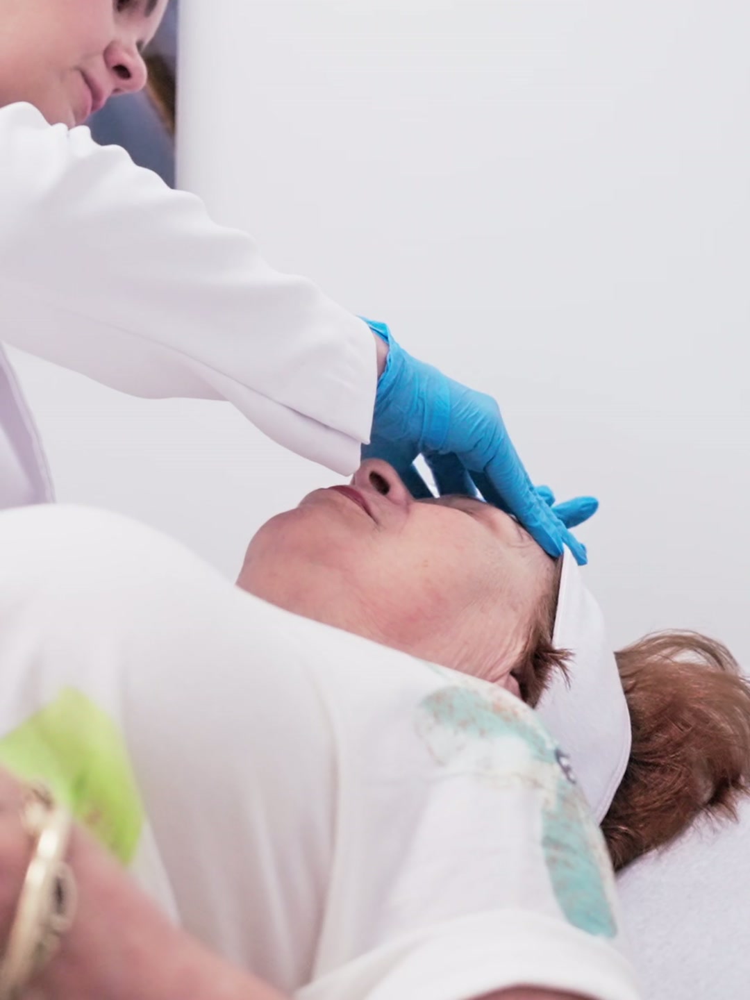 Yamilady Garc&iacute;a, APRN, performing a PRP microneedling facial on a patient at Metropolitan Medical Centers in Tamarac, Florida