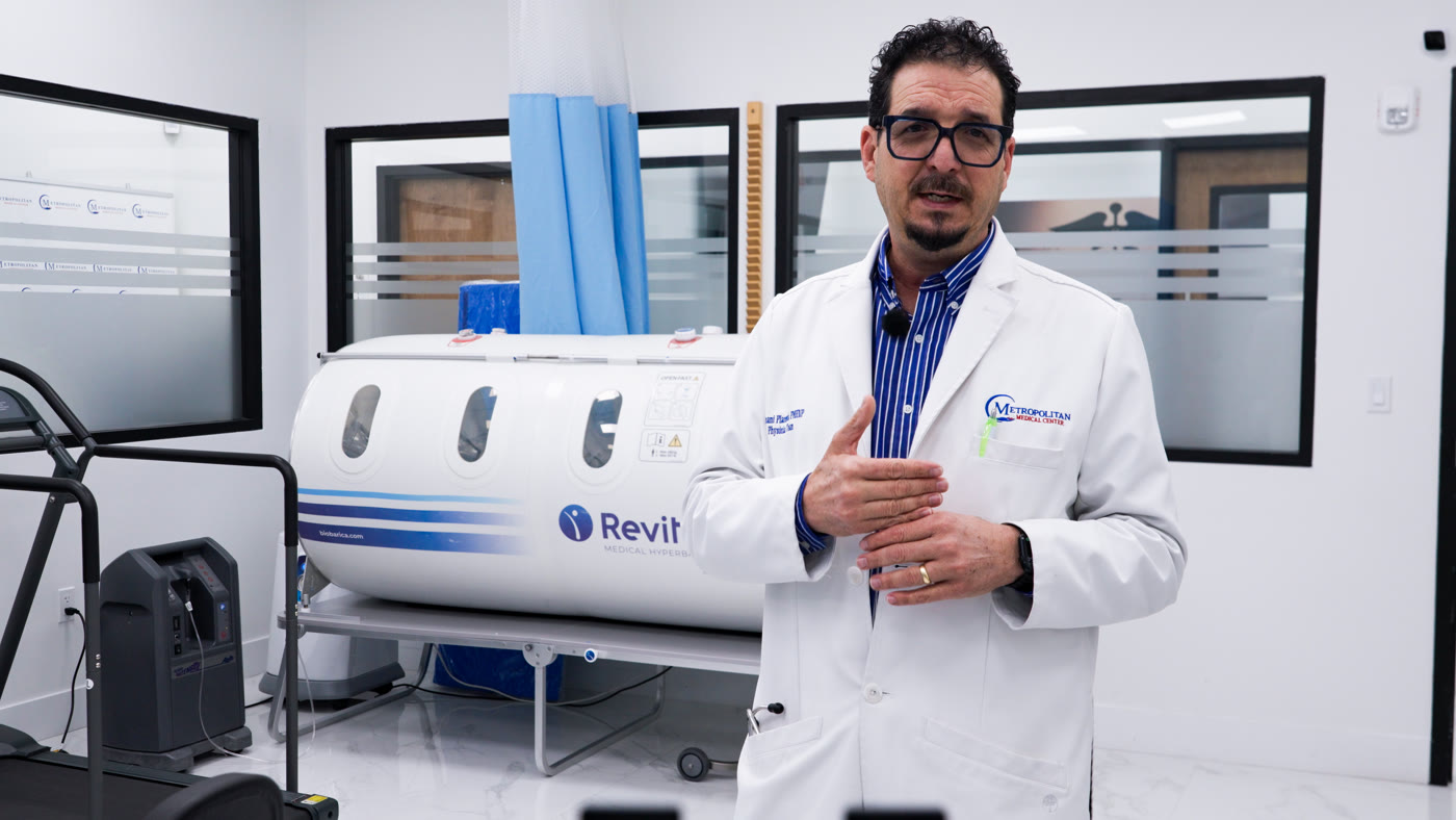 A Metropolitan Medical Centers doctor presenting the hyperbaric oxygen therapy chamber